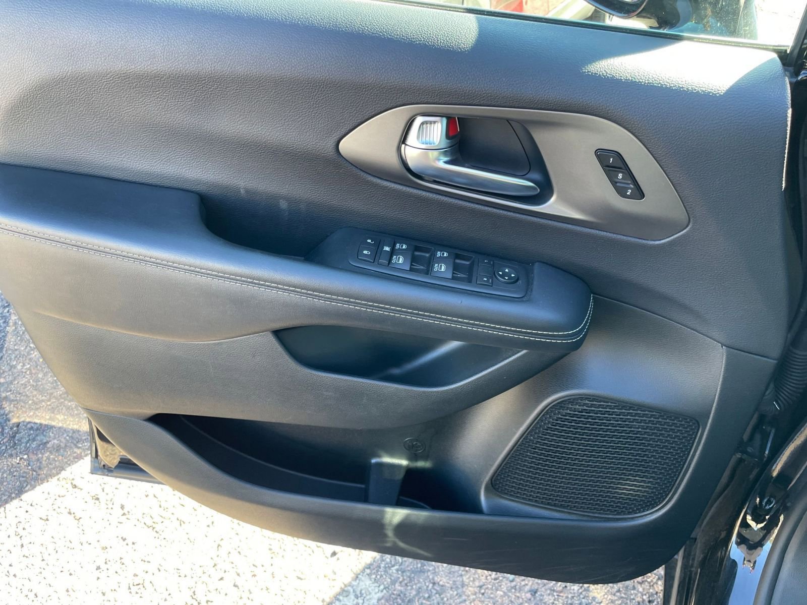 Used 2025 Chrysler Pacifica Select image 21