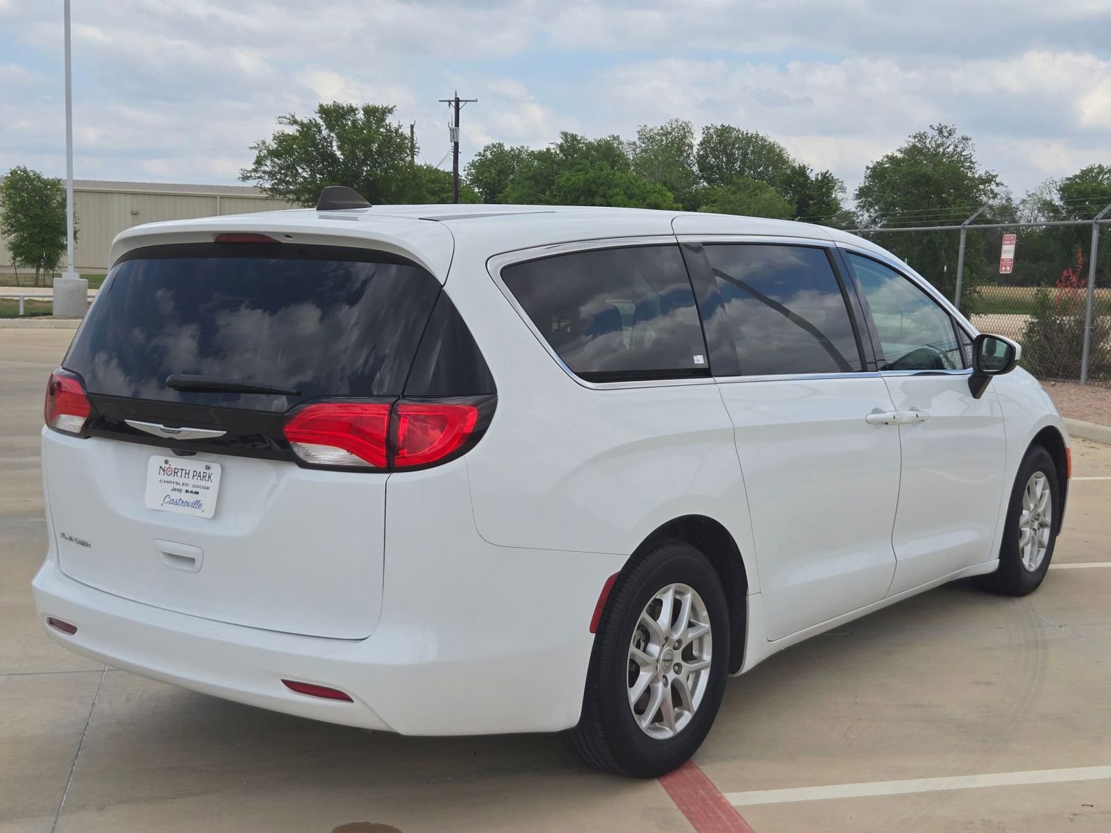Certified 2023 Chrysler Voyager LX FWD image 3