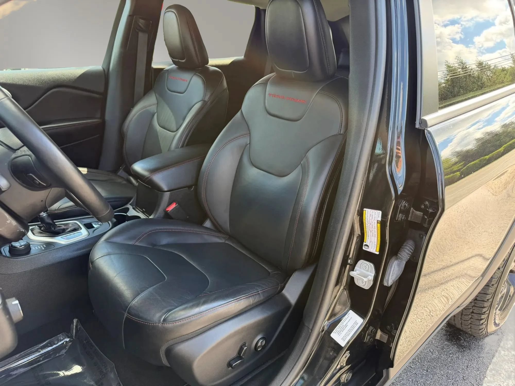Used 2014 Jeep Cherokee Trailhawk w/ Technology Group AWD/4WD image 2