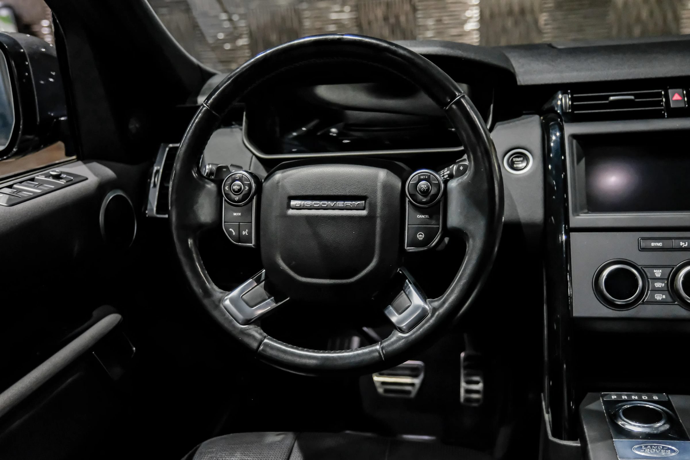 Used 2018 Land Rover Discovery SE AWD/4WD image 17
