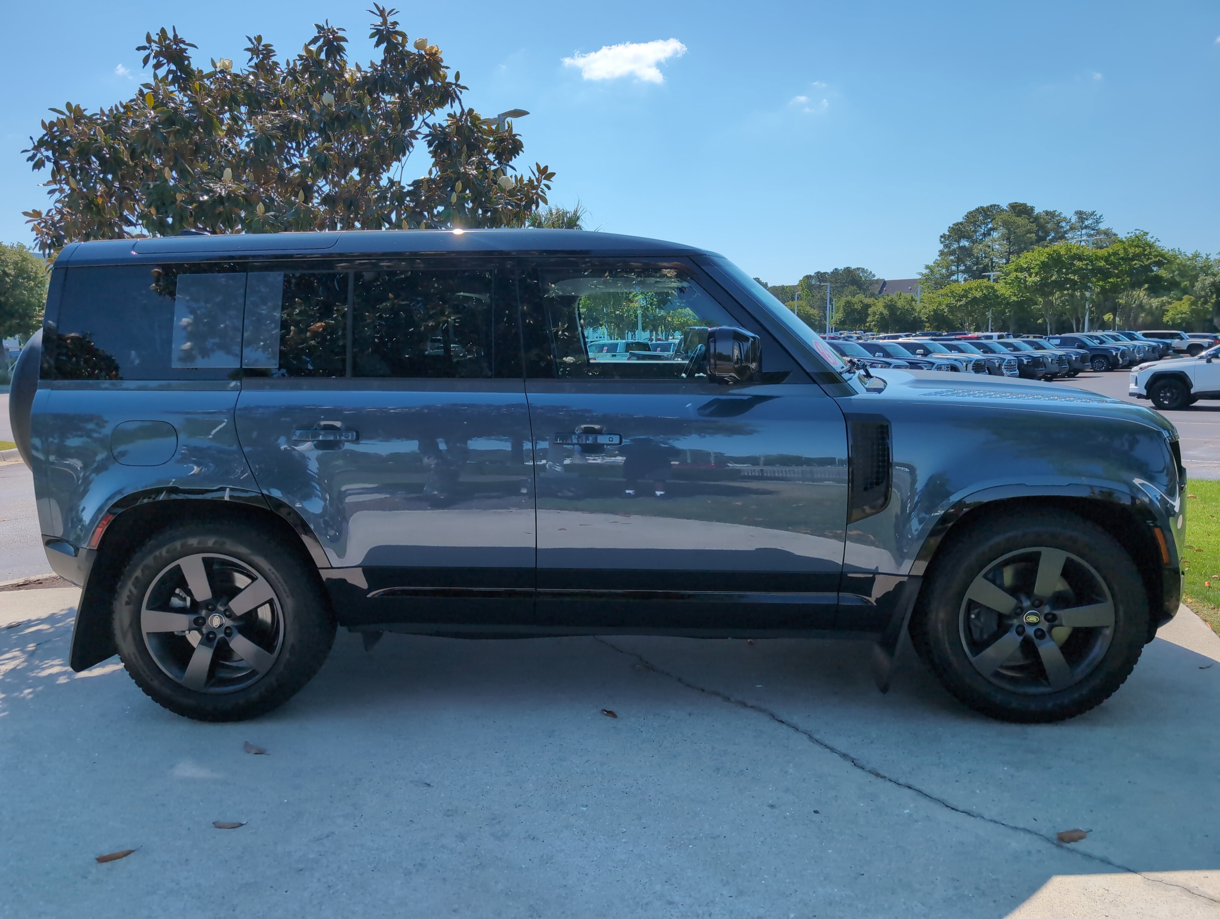 Used 2025 Land Rover Defender 110 X-Dynamic SE AWD/4WD image 11