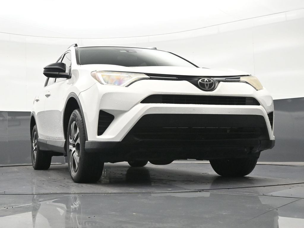 Used 2018 Toyota RAV4 LE FWD image 29