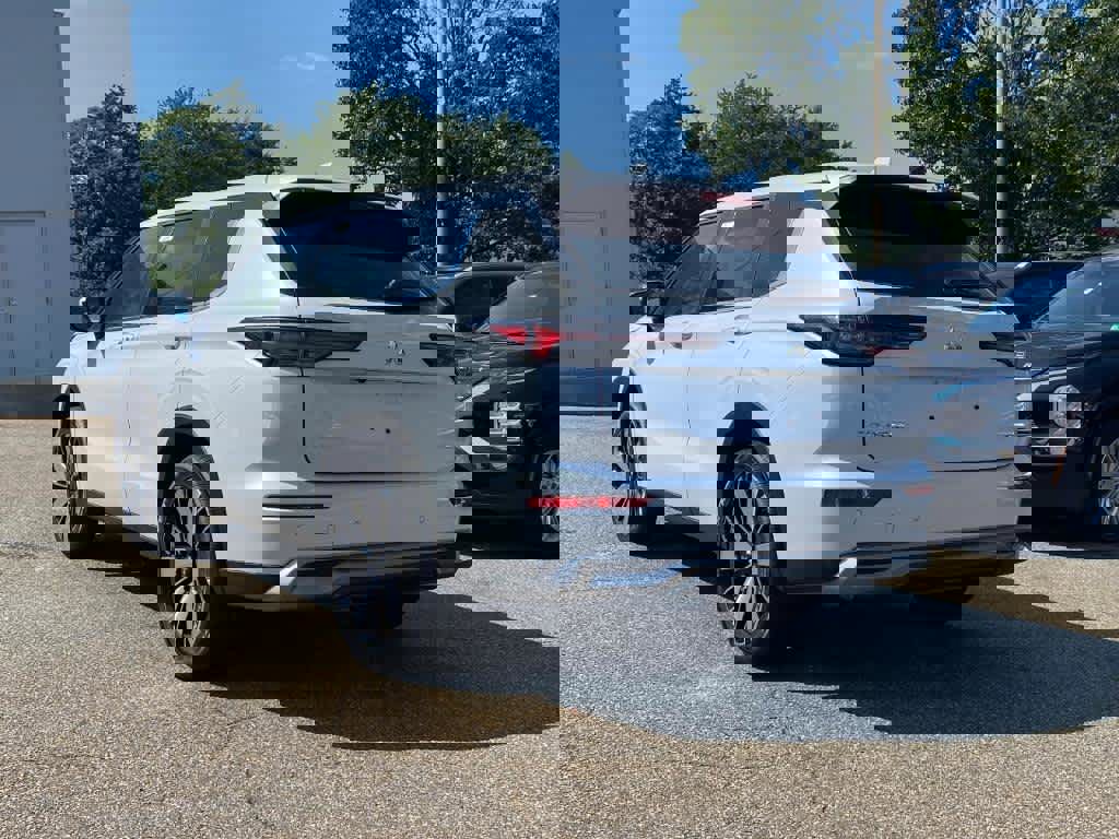 New 2025 Mitsubishi Outlander SE image 3