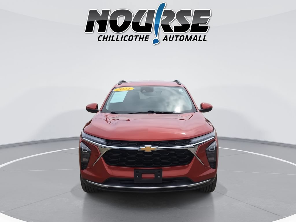 Used 2024 Chevrolet Trax LT w/ LT Convenience Package FWD image 3