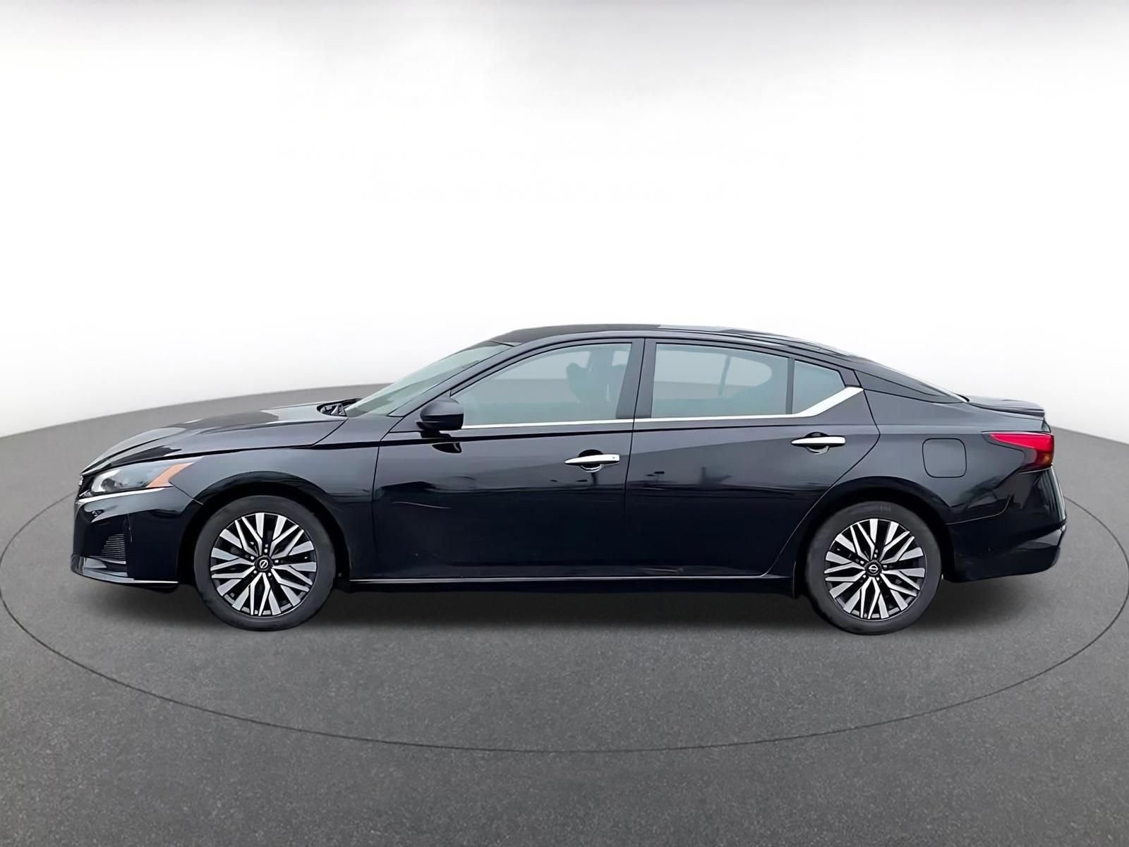Used 2025 Nissan Altima 2.5 SV FWD image 9