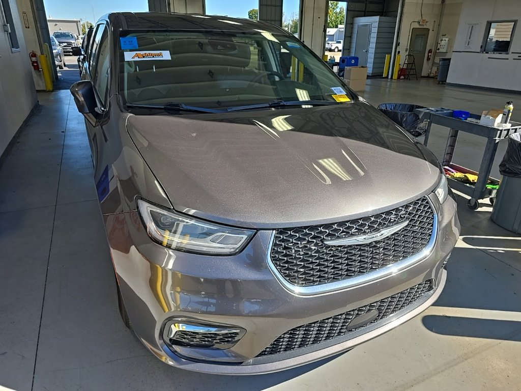 Used 2023 Chrysler Pacifica Touring-L FWD image 1