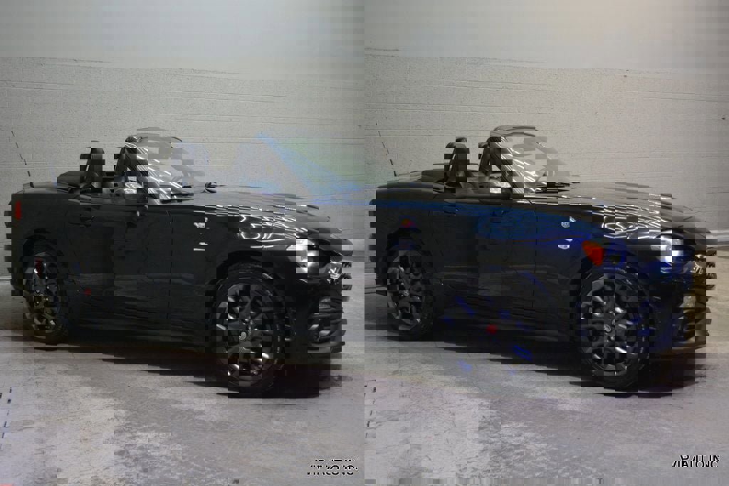 Used 2017 FIAT 124 Spider Abarth RWD image 23