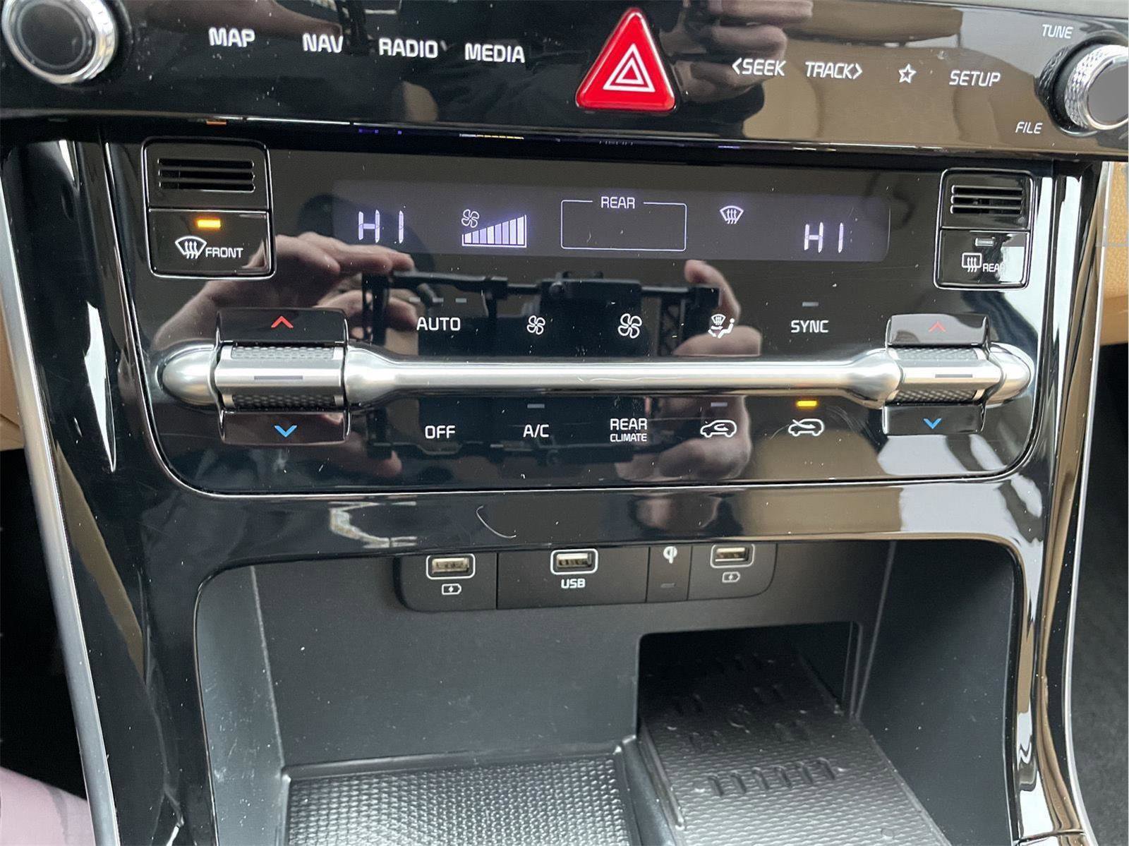 Used 2023 Kia Carnival EX image 32