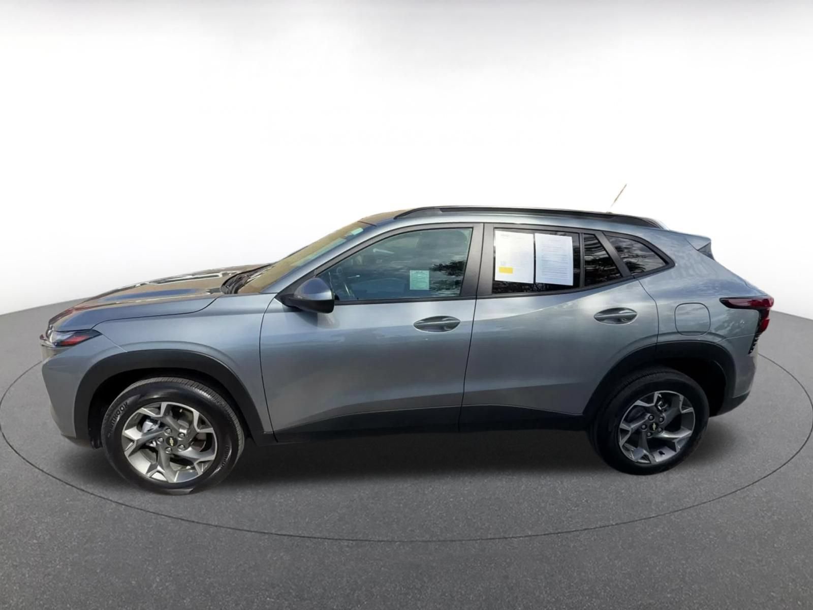 Used 2025 Chevrolet Trax LT w/ LT Convenience Package FWD image 8