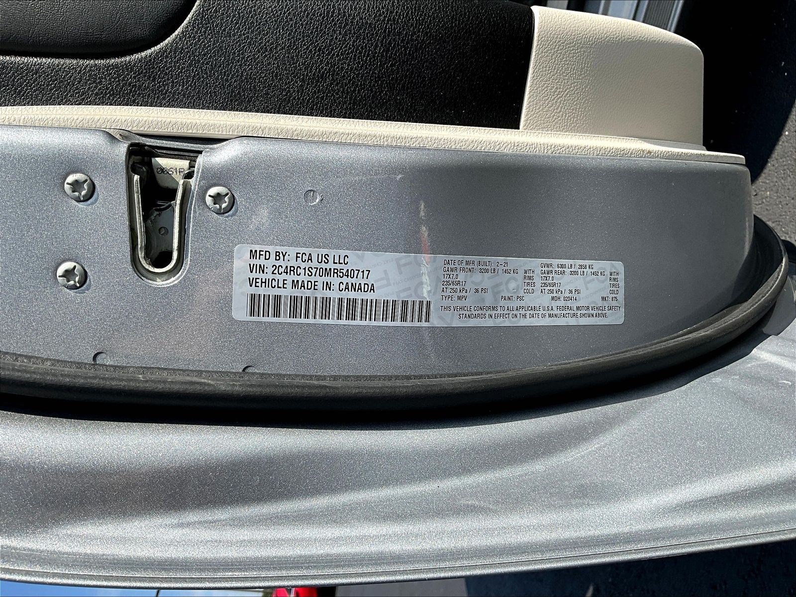 Used 2021 Chrysler Pacifica Limited w/ Uconnect Theater Family Group FWD image 17