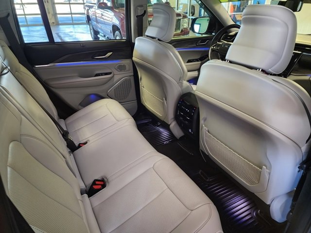 Used 2022 Jeep Grand Cherokee Overland w/ Luxury Tech Group IV image 18