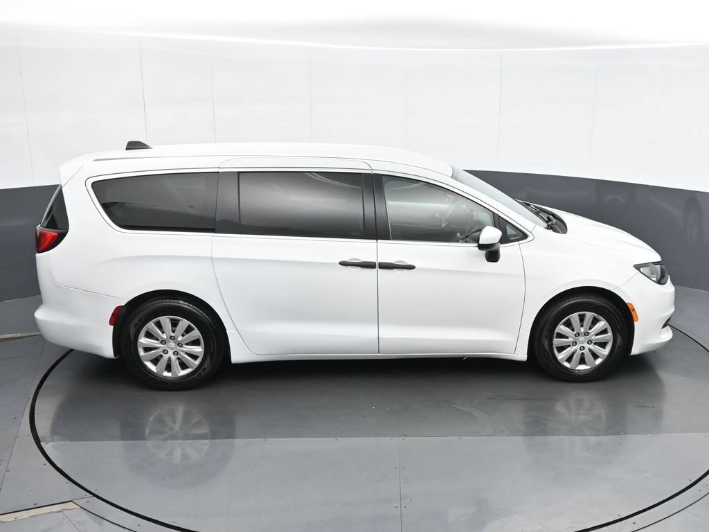 Used 2020 Chrysler Voyager L FWD image 23