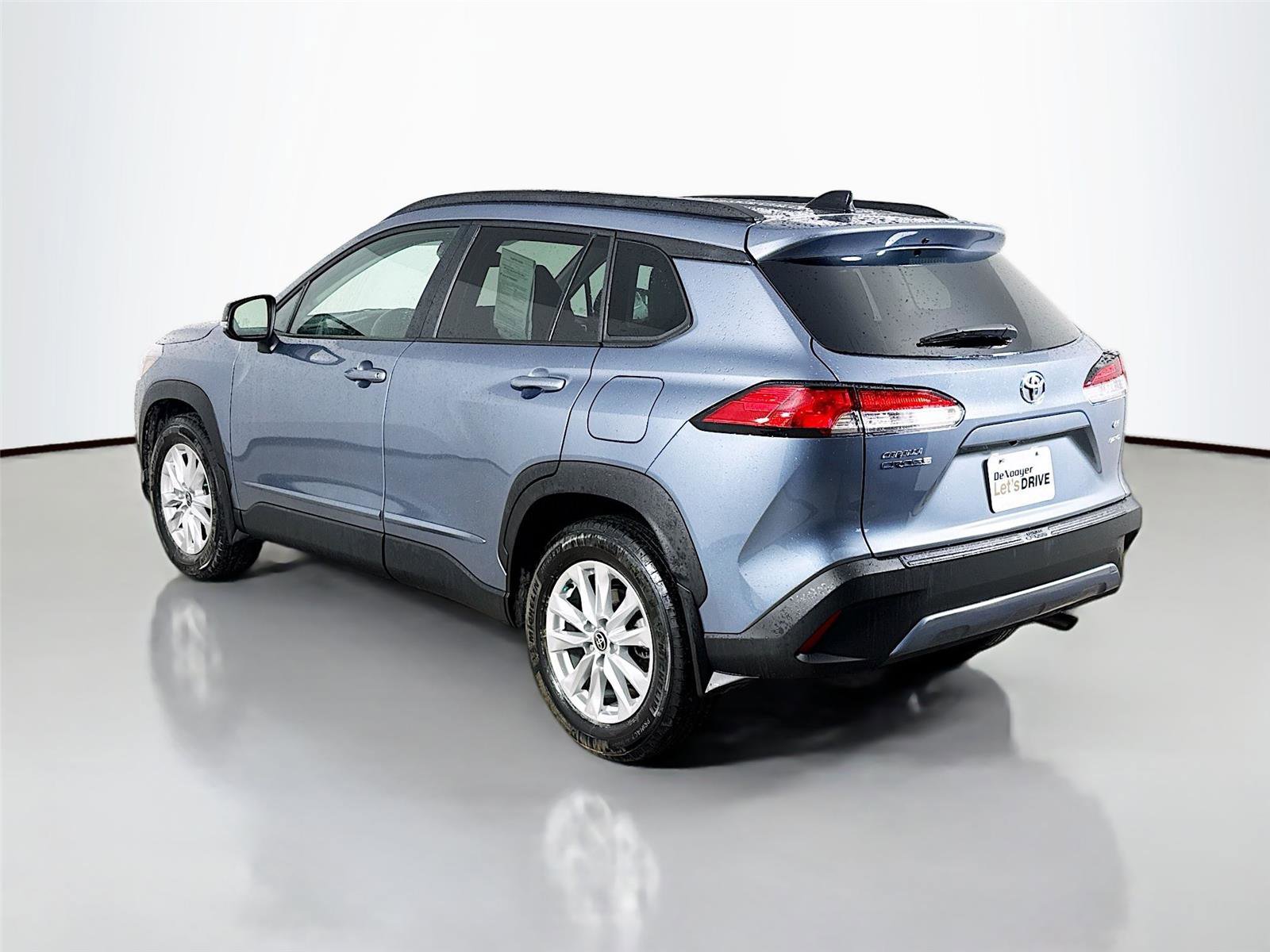 Used 2025 Toyota Corolla Cross LE w/ Moonroof Package AWD/4WD image 7