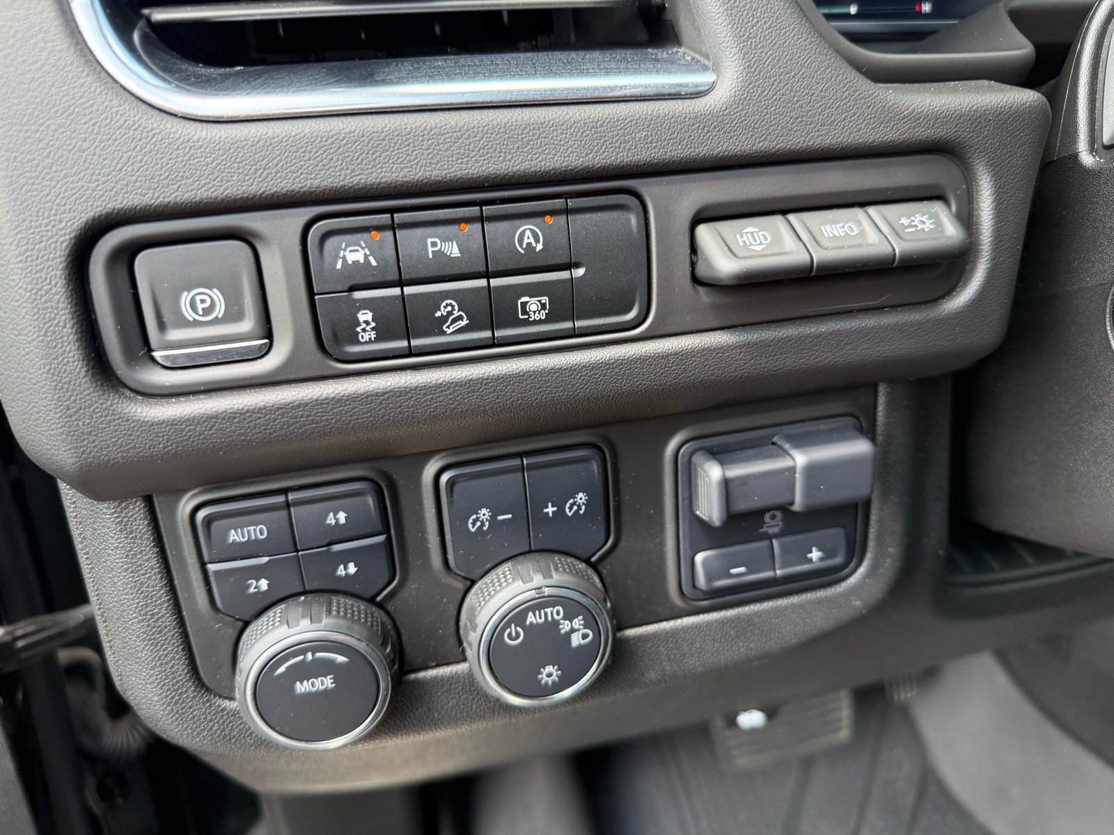 Used 2024 Chevrolet Tahoe Premier w/ Premium Package AWD/4WD image 20