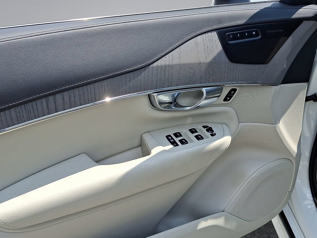 Certified 2025 Volvo XC90 T8 Ultra w/ Protection Package Premier AWD/4WD image 16