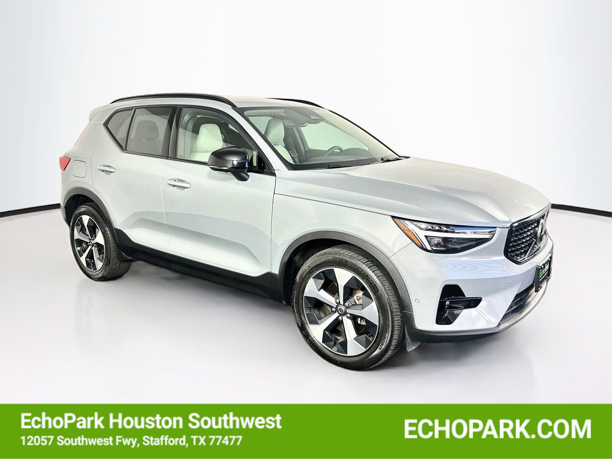 Used 2026 Volvo XC40 B5 Plus AWD/4WD image 1