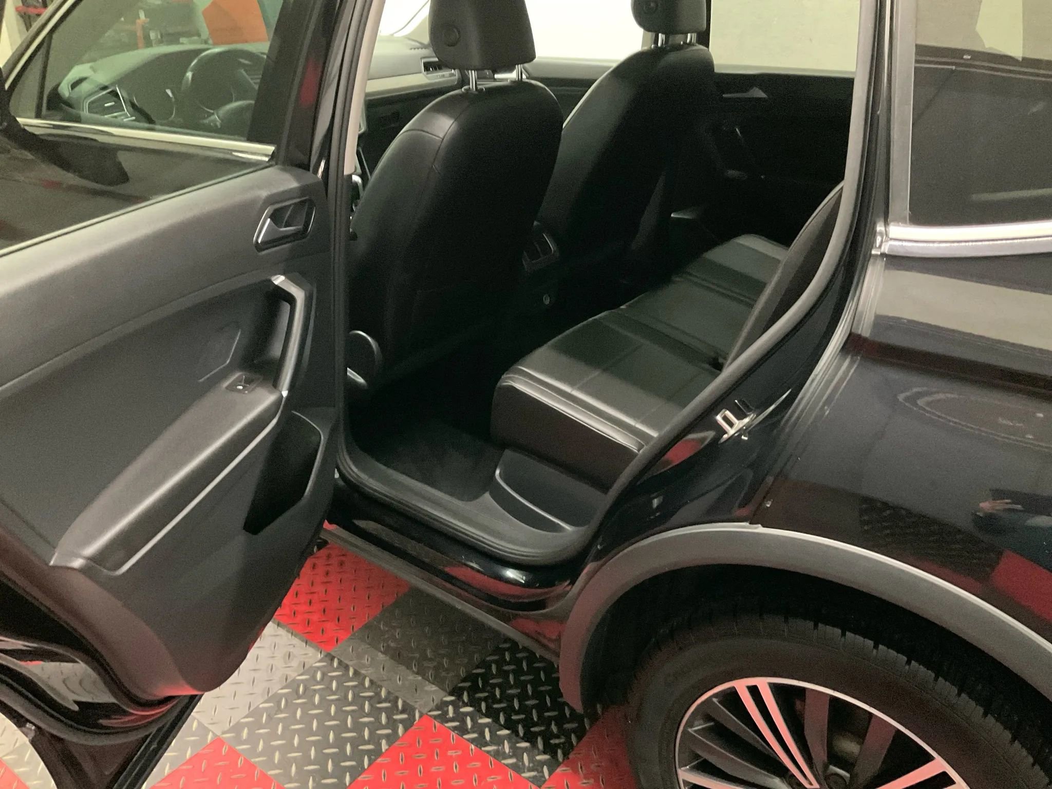 Used 2018 Volkswagen Tiguan SEL AWD/4WD image 8