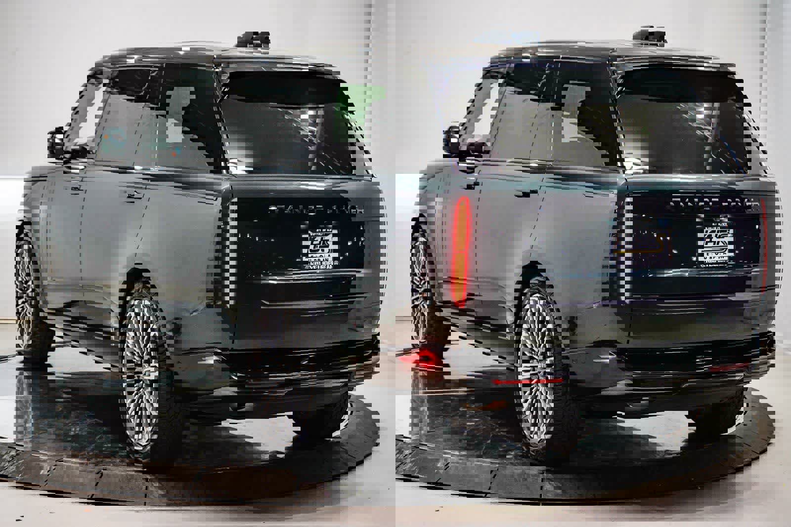 Used 2024 Land Rover Range Rover Long Wheelbase SE image 2