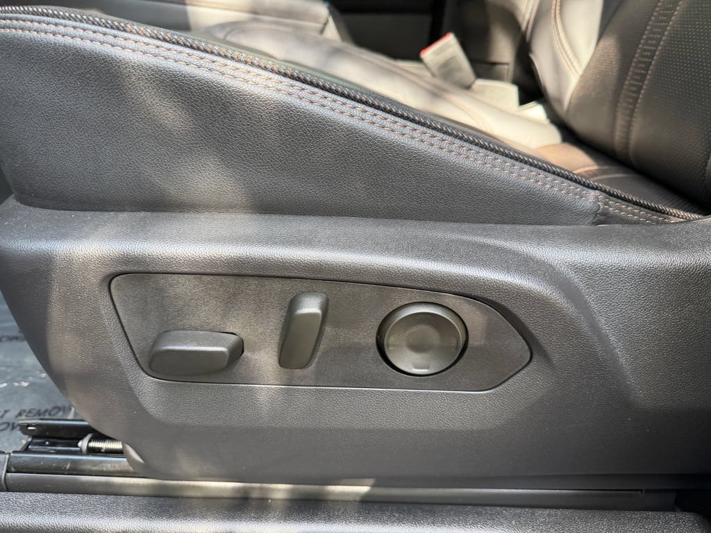 Used 2025 Chevrolet Tahoe High Country RWD image 14