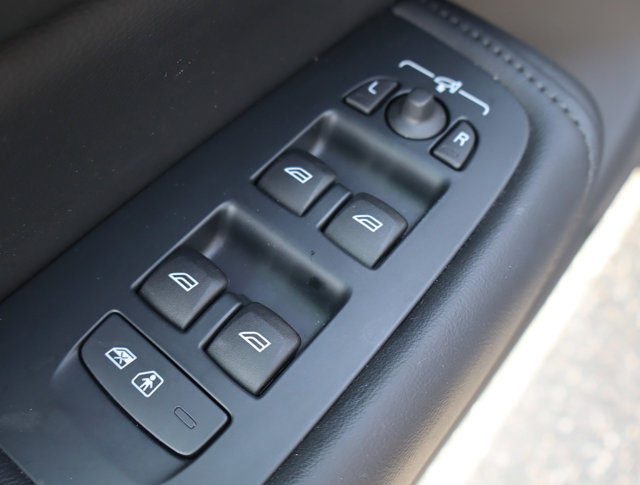 Used 2025 Volvo XC60 B5 Plus image 14