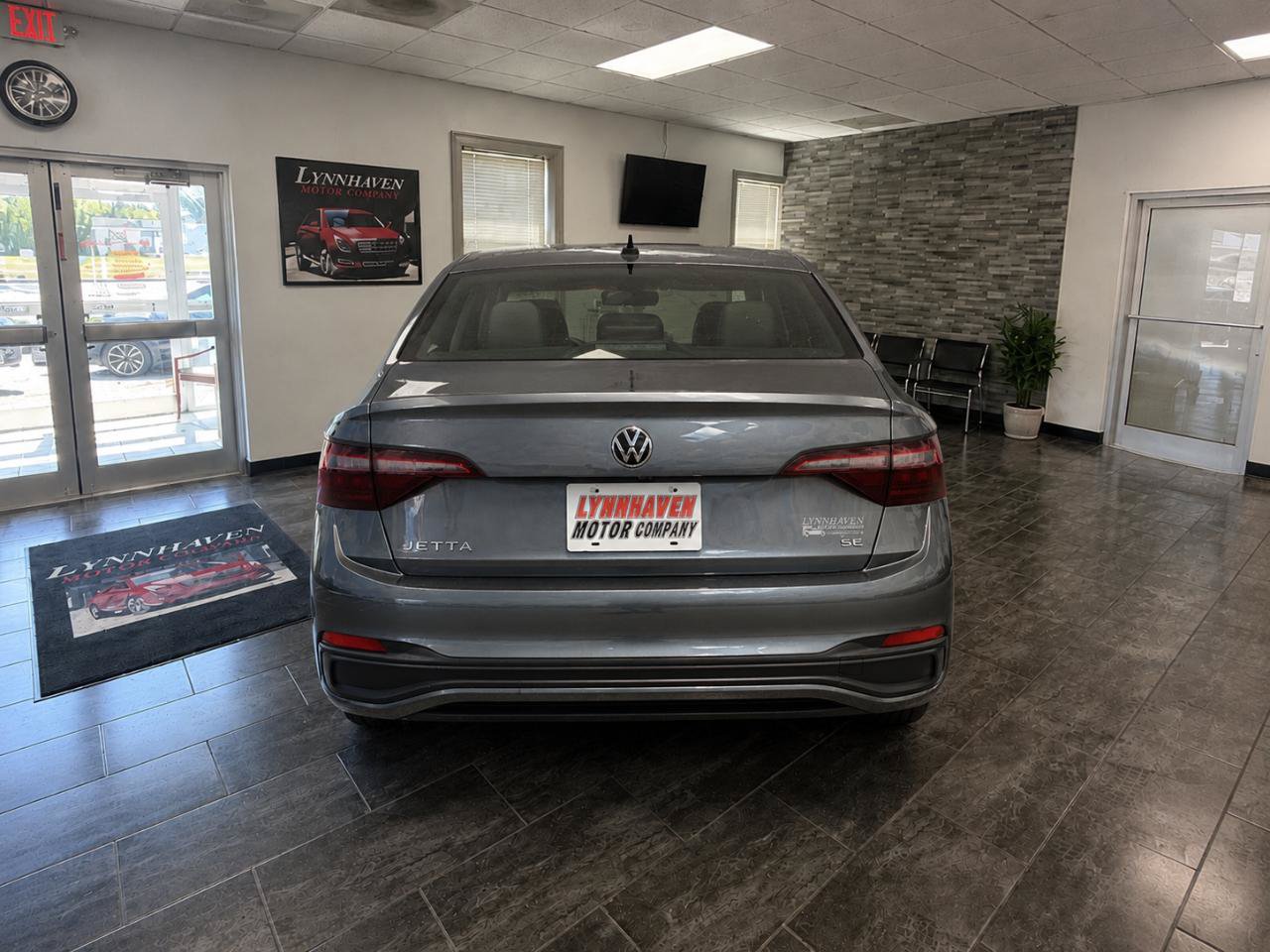 Used 2024 Volkswagen Jetta SE w/ Panoramic Sunroof Package FWD image 15