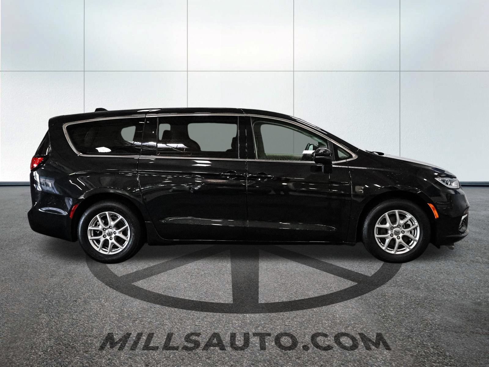 Used 2023 Chrysler Pacifica Touring-L FWD image 9