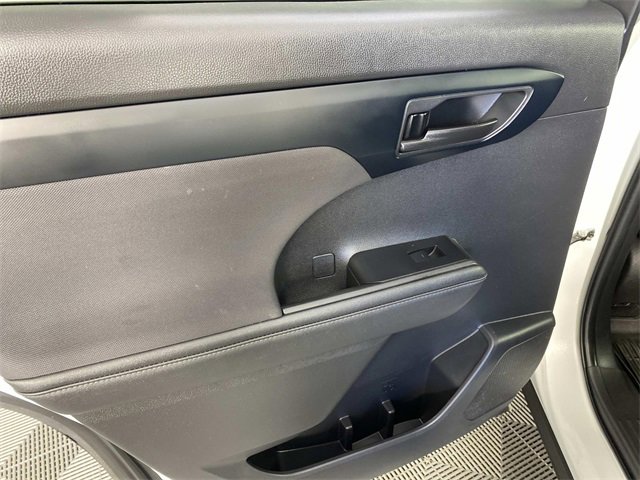 Used 2023 Toyota Highlander L image 25