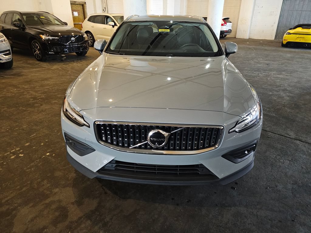 Certified 2025 Volvo V60 B5 Cross Country Ultra AWD/4WD image 6