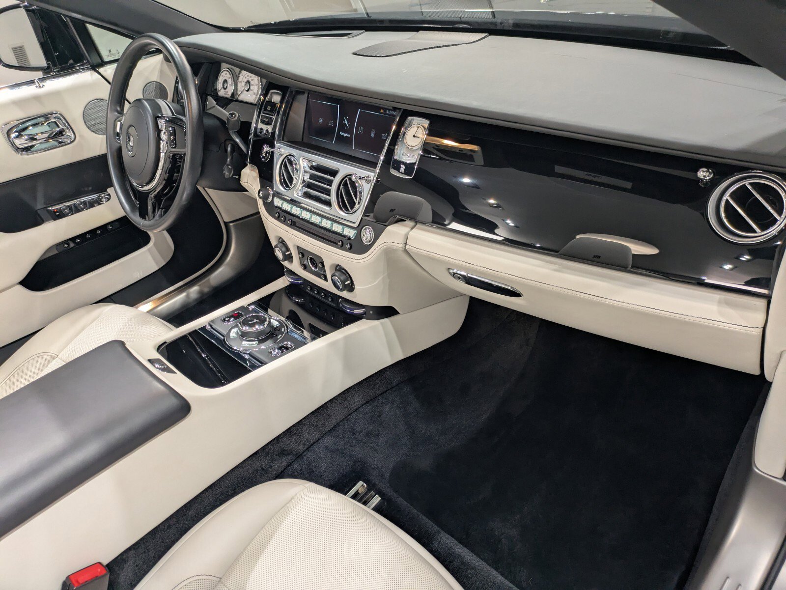 Used 2019 Rolls-Royce Dawn image 24