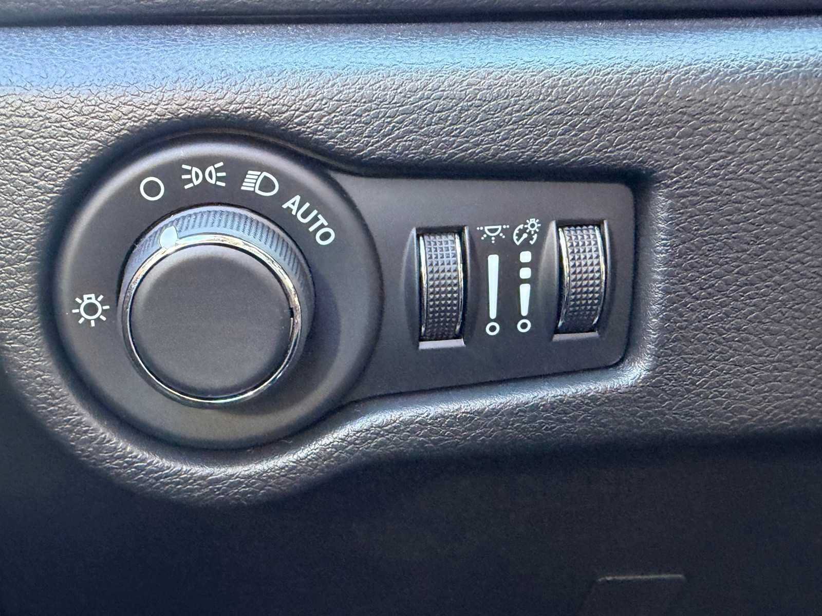 Used 2027 Chrysler Pacifica Select w/ Family Tech Group FWD image 15