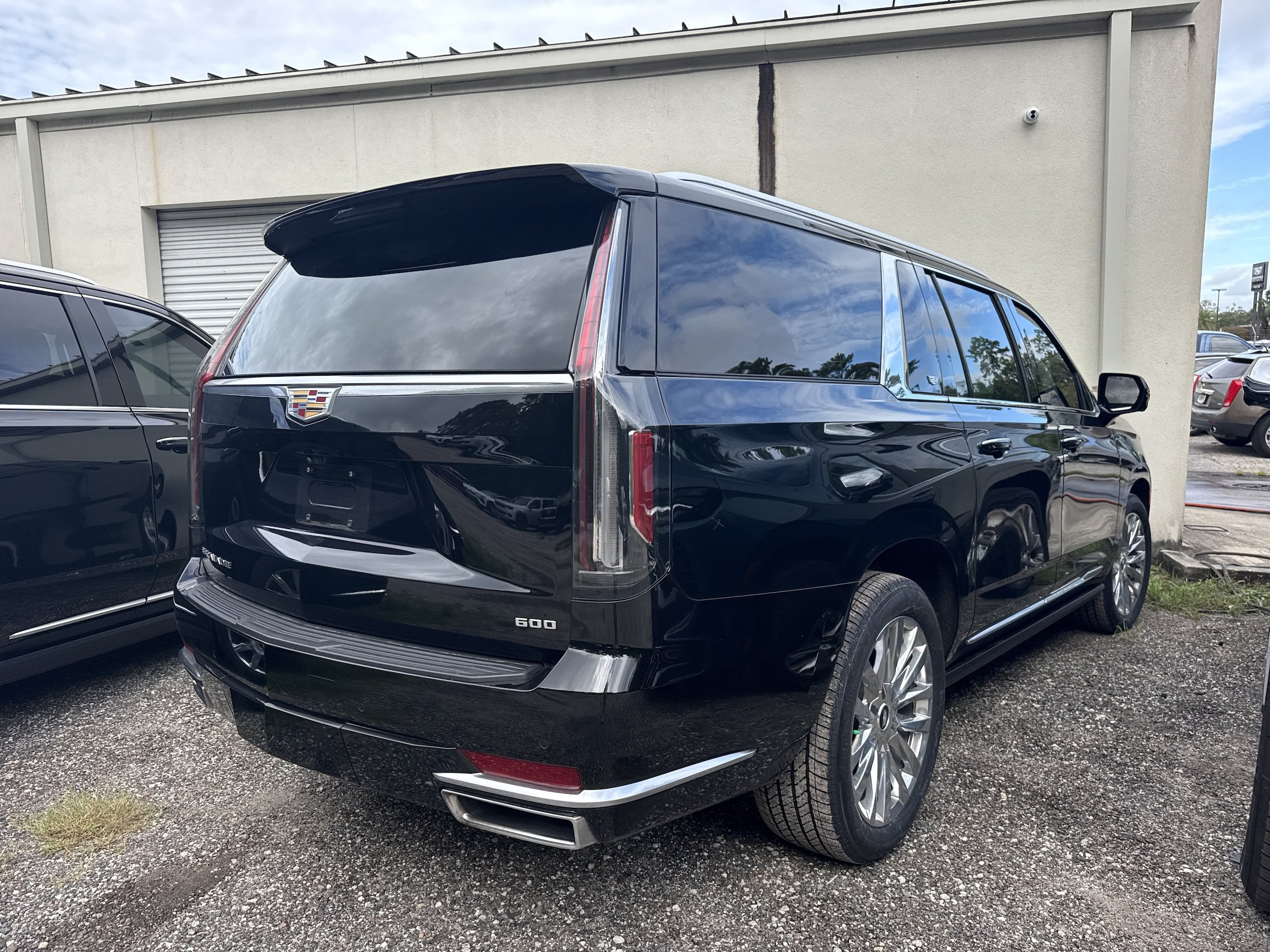 Used 2024 Cadillac Escalade ESV Premium Luxury w/ Performance Package AWD/4WD image 3