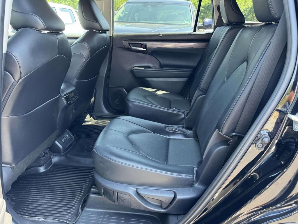 Used 2023 Toyota Highlander Limited FWD image 18