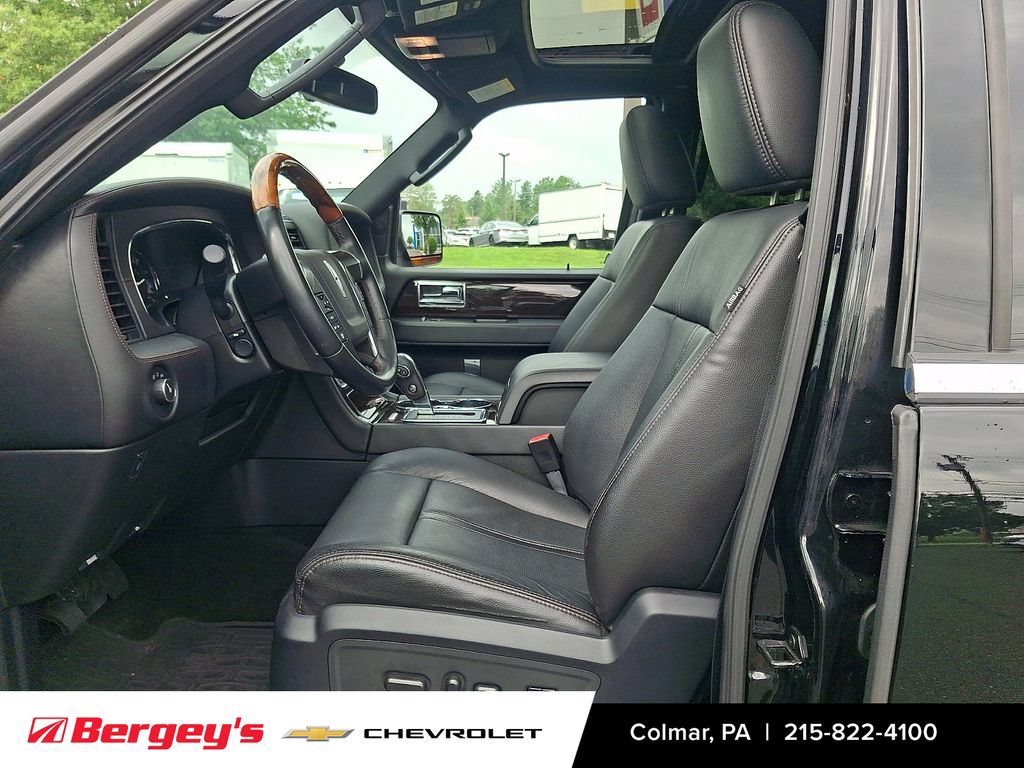 Used 2017 Lincoln Navigator Reserve AWD/4WD image 18