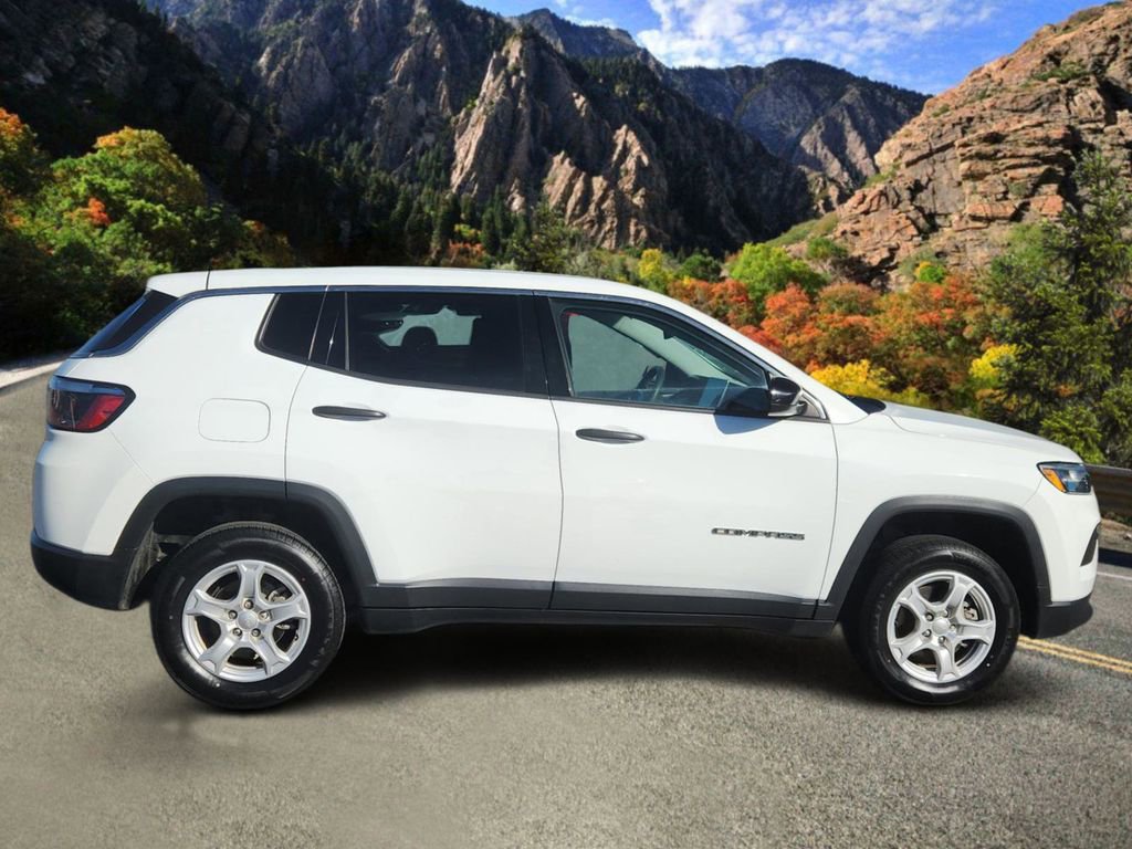 Used 2022 Jeep Compass Sport image 2