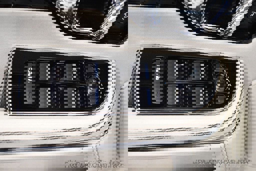 Used 2015 Jaguar XJ image 32