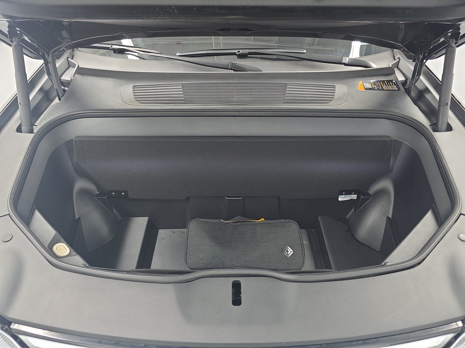 Used 2024 Rivian R1S Adventure AWD/4WD image 14