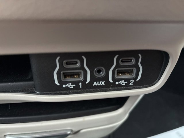Used 2024 Chrysler Pacifica Touring-L image 14