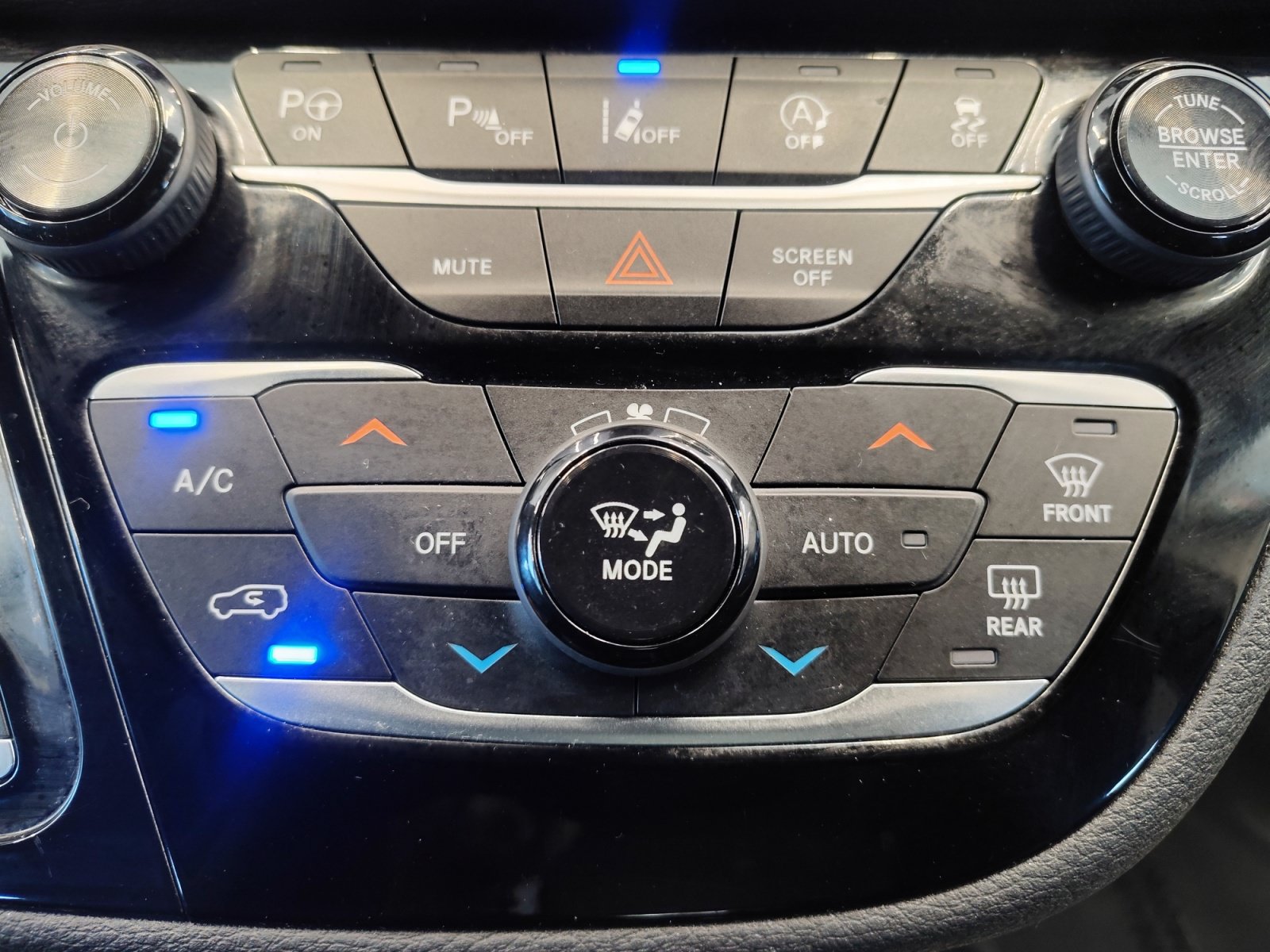 Used 2019 Chrysler Pacifica Limited w/ Advanced Safetytec Group FWD image 19