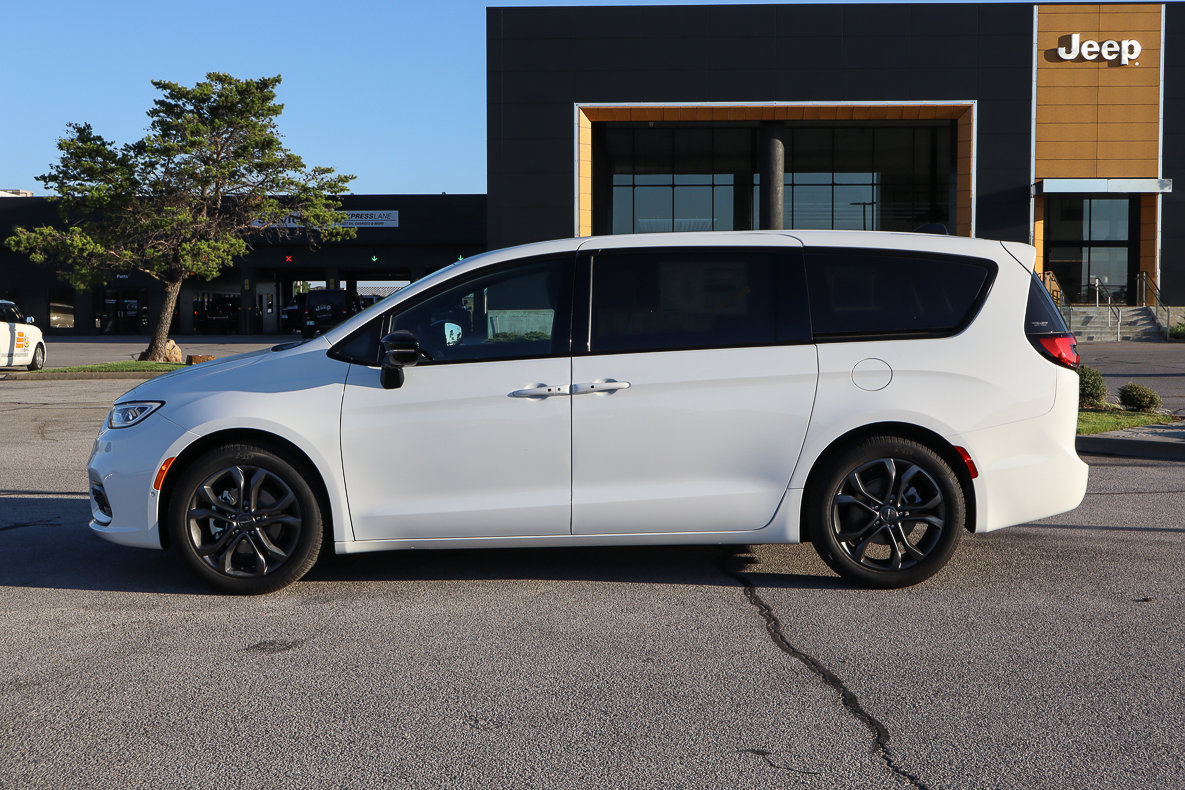 New 2026 Chrysler Pacifica Select FWD image 8