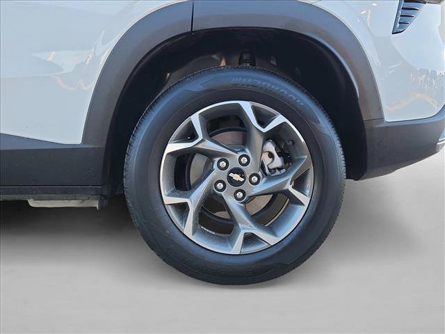 Used 2025 Chevrolet Trax LT FWD image 23