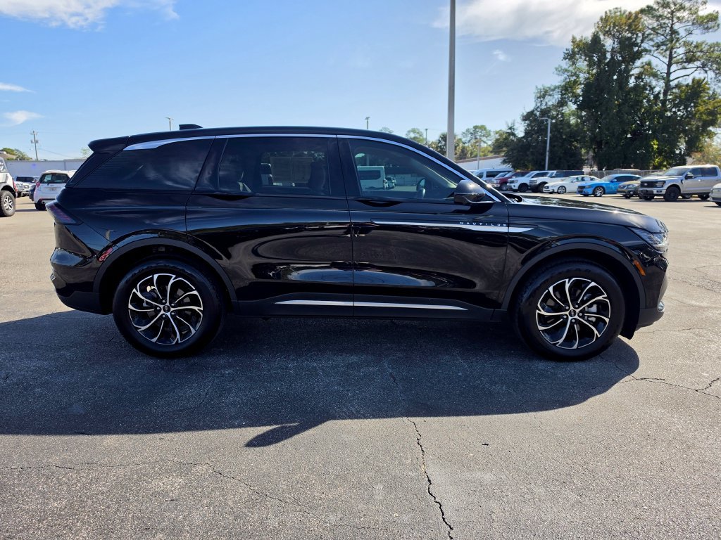 Used 2025 Lincoln Nautilus Premier AWD/4WD image 5