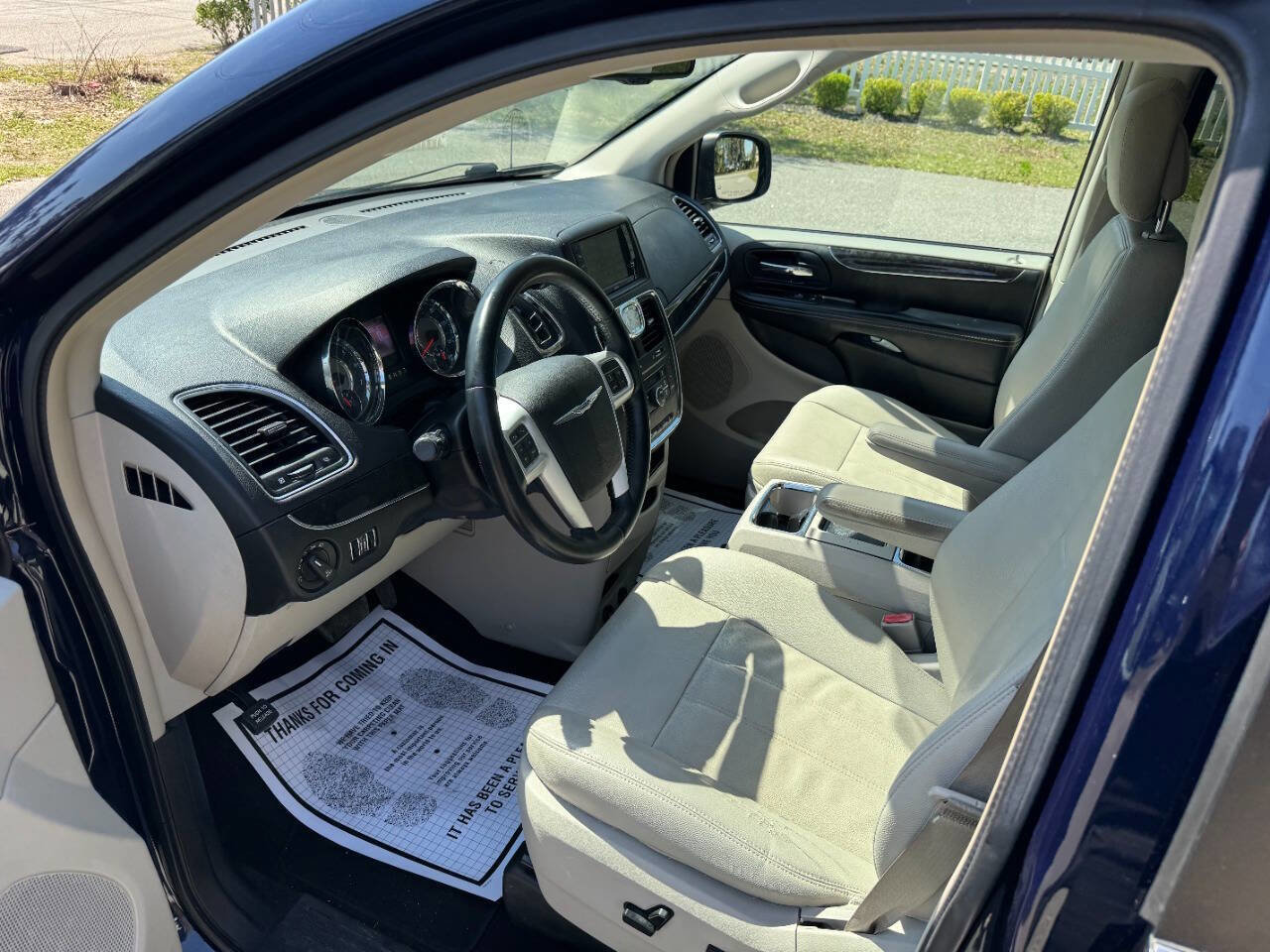 Used 2015 Chrysler Town & Country Touring image 9