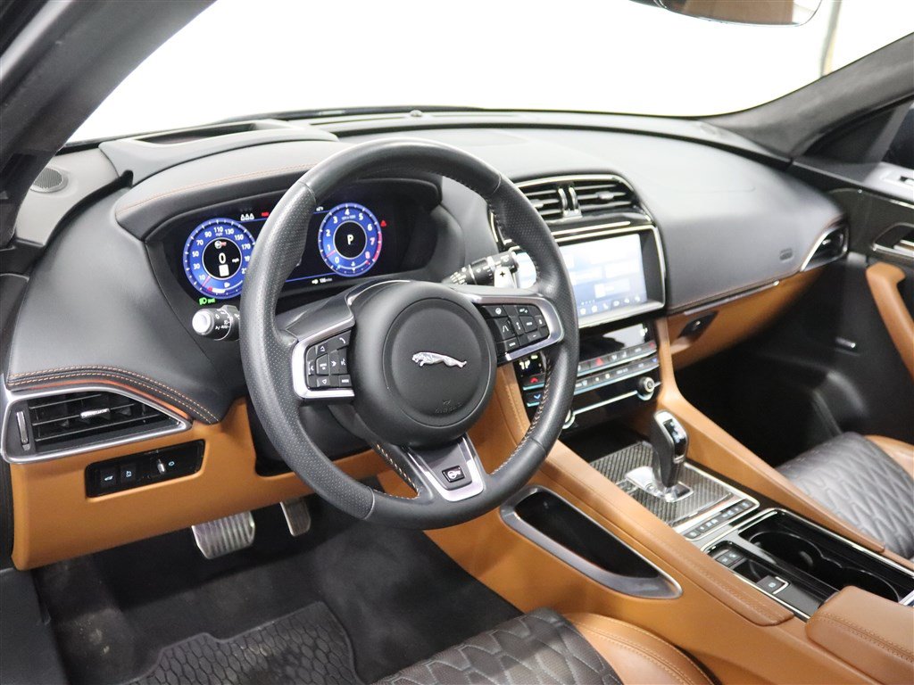 Used 2020 Jaguar F-PACE SVR image 23