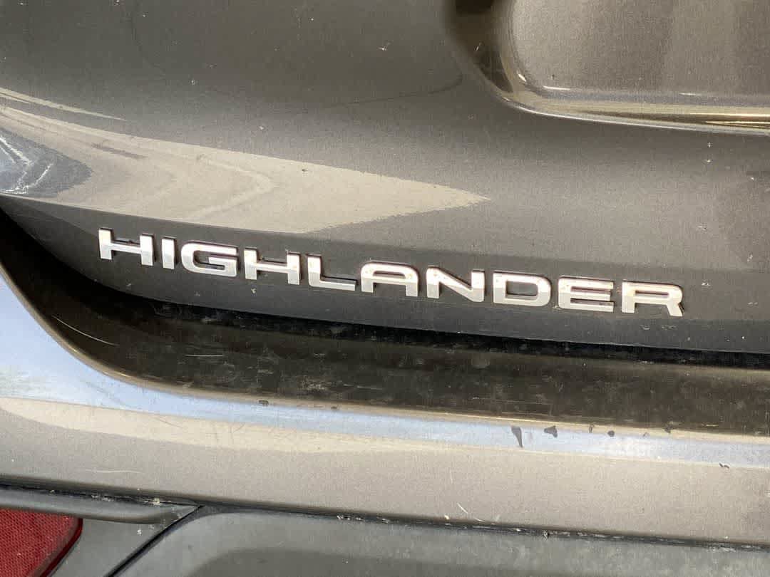 Certified 2021 Toyota Highlander XLE AWD/4WD image 11
