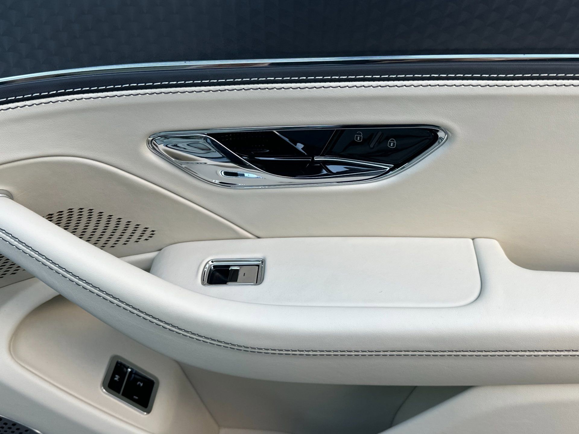 New 2026 Bentley Flying Spur Plug-In Hybrid image 17