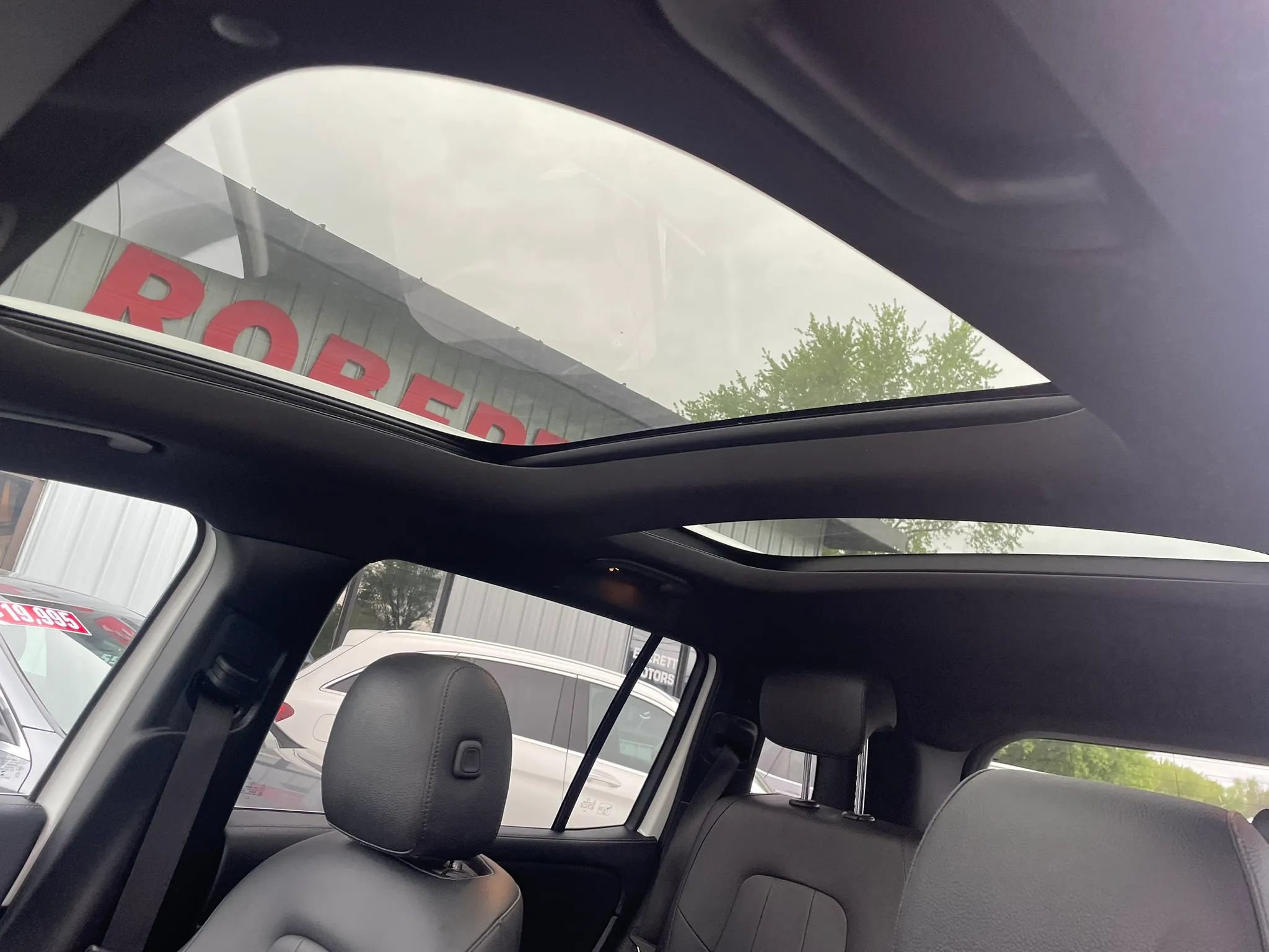Used 2021 Mercedes-Benz GLB 250 4MATIC w/ Premium Package image 18