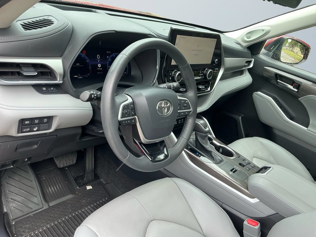 Certified 2024 Toyota Highlander Platinum FWD image 12