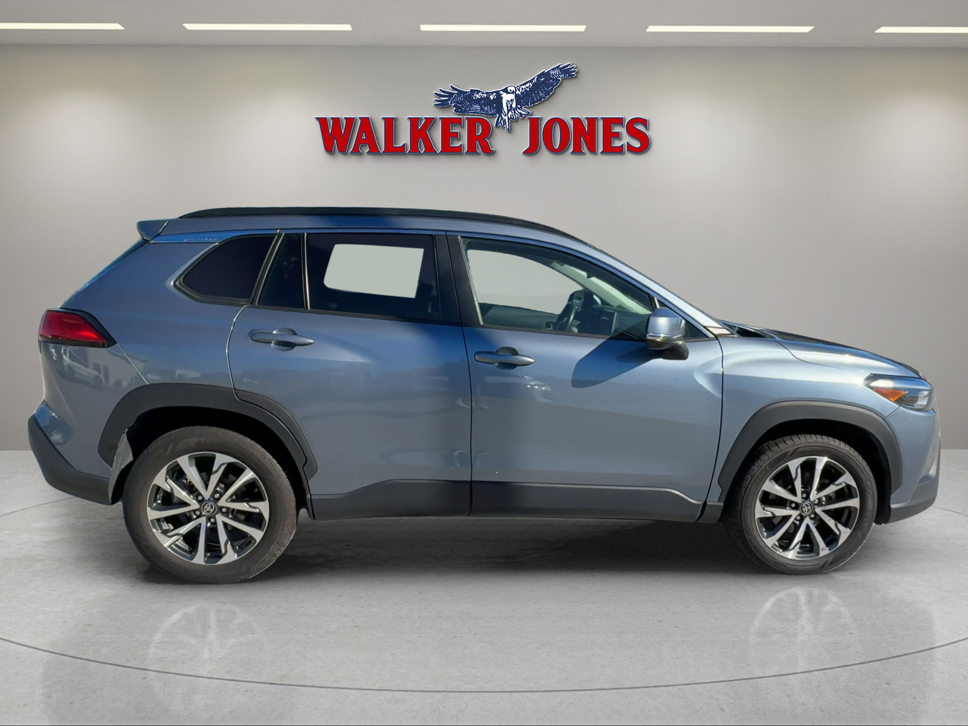 Used 2024 Toyota Corolla Cross XLE image 2