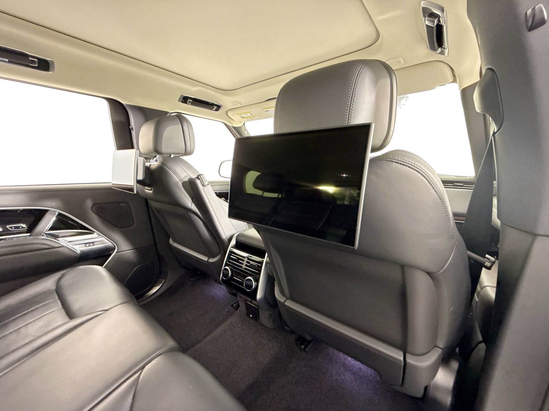 Used 2024 Land Rover Range Rover Long Wheelbase SE AWD/4WD image 24