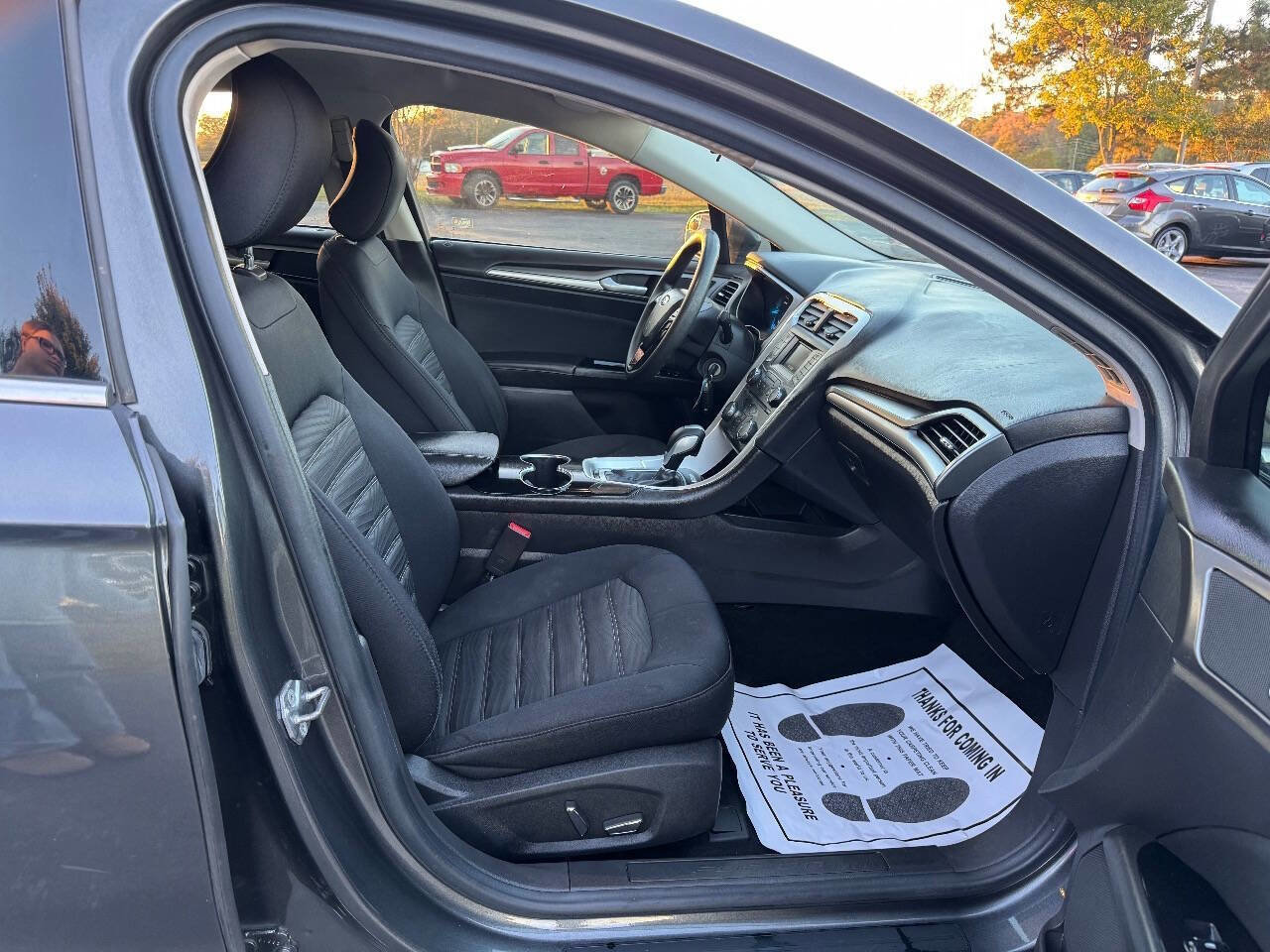 Used 2016 Ford Fusion SE FWD image 10